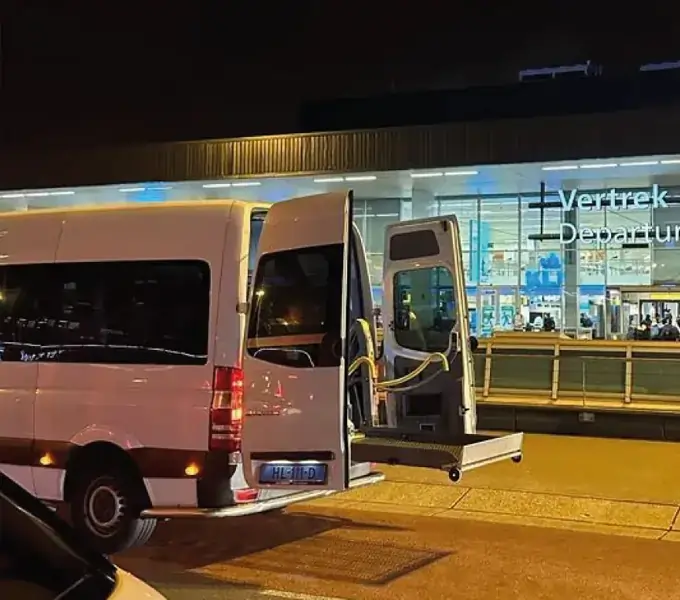 Rolstoelbus bij Schiphol voor reizigers uit Castricum